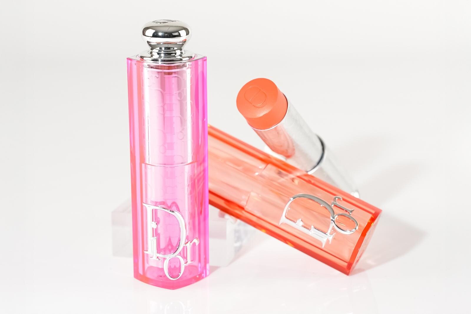 (左から)バックステージ ロージー グロウ スティック 831、 530 各7,040円＜数量限定品＞