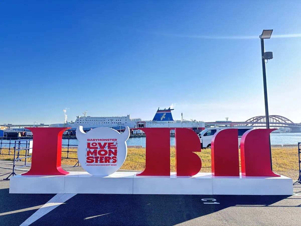 BABYMONSTERファンのライブファッションがすごかった！「HOT SAUCE」なりきり多発のMONSTIEZスナップを神戸ファイナルで敢行