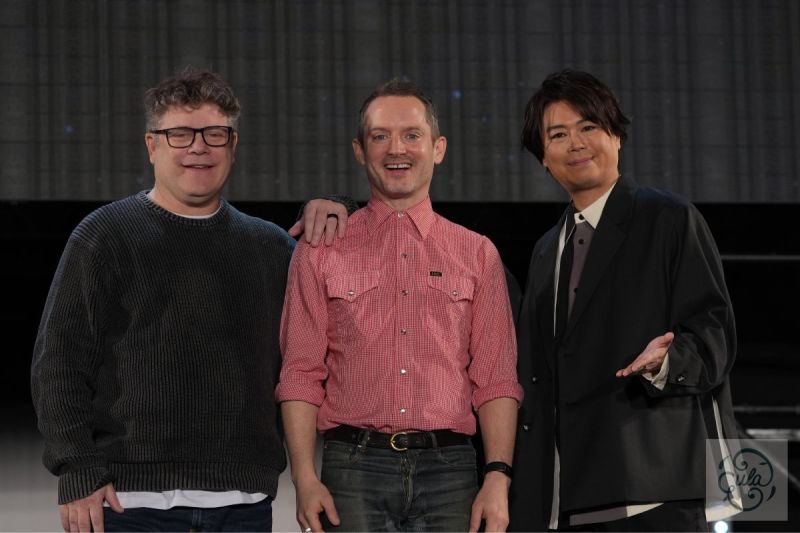 （左から）ショーン・アスティン、イライジャ・ウッド、浪川大輔 © cula