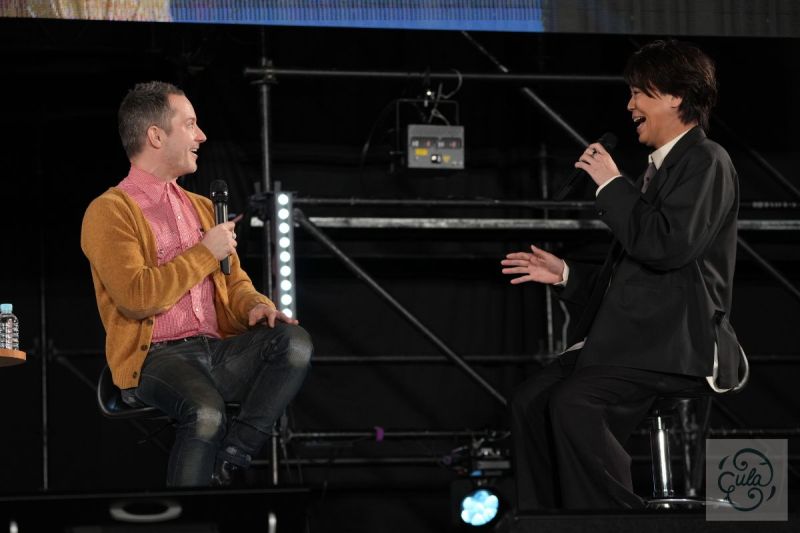 （左から）イライジャ・ウッド、浪川大輔 © cula