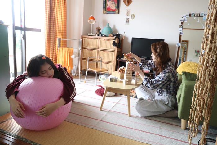 冨里奈央、岩本蓮加「ふたりエスケープ」第1話（C）田口囁一・一迅社／「ふたりエスケープ」製作委員会