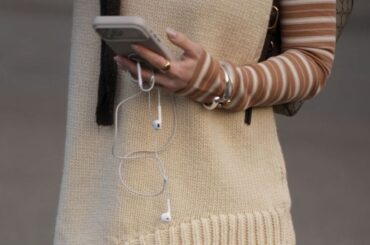 有線イヤホンが今おしゃれ？　セレブやスポーツ選手の着用で人気復活 - CNN.co.jp