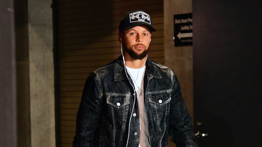 NBAの開幕戦に有線イヤホンを装着して登場したステフィン・カリー/Adam Pantozzi/NBAE/Getty Images