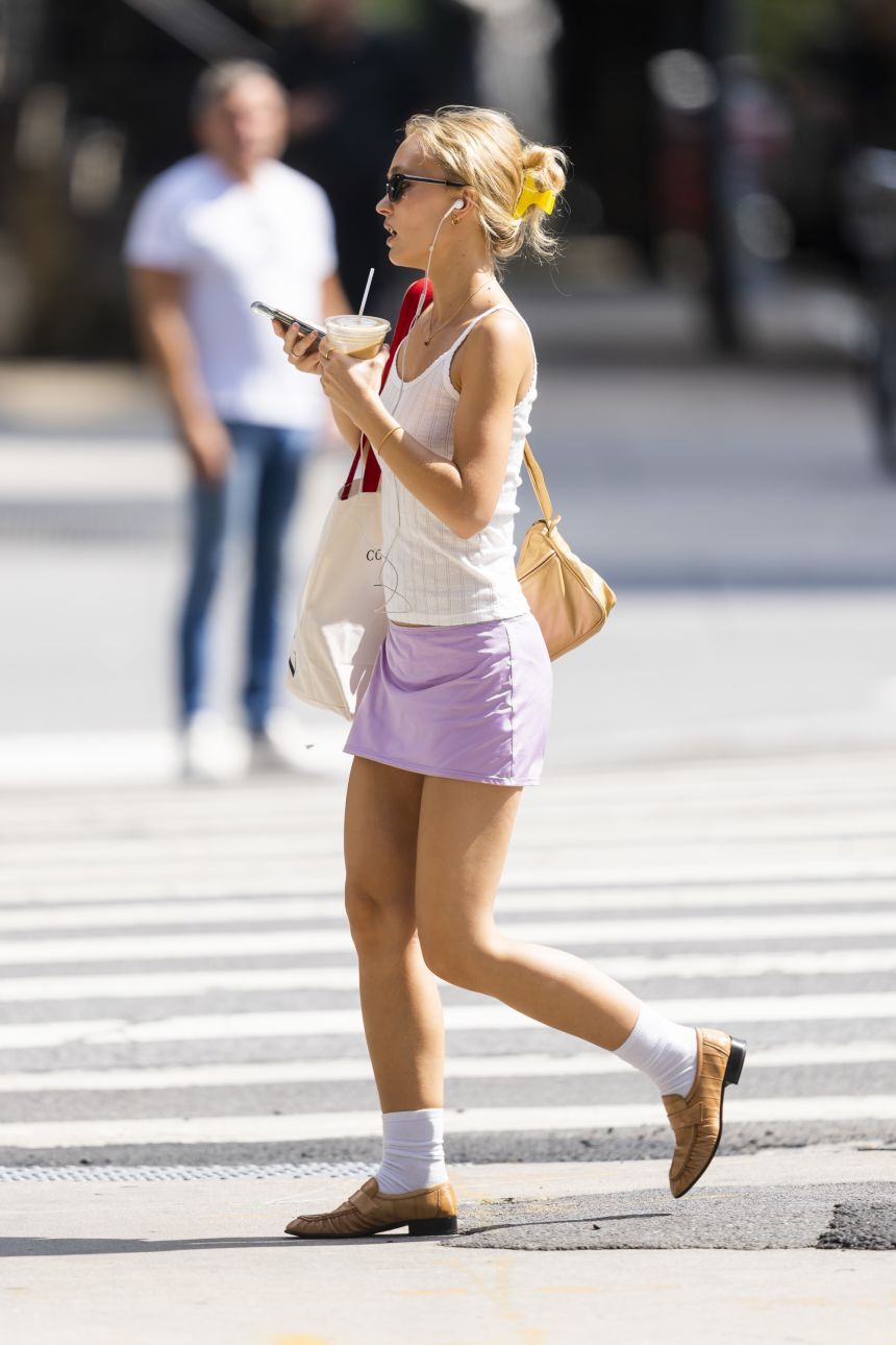 有線イヤホンをつけてニューヨーク市内を移動するリリーローズ・デップ/Gotham/GC Images/GC Images/Getty Images