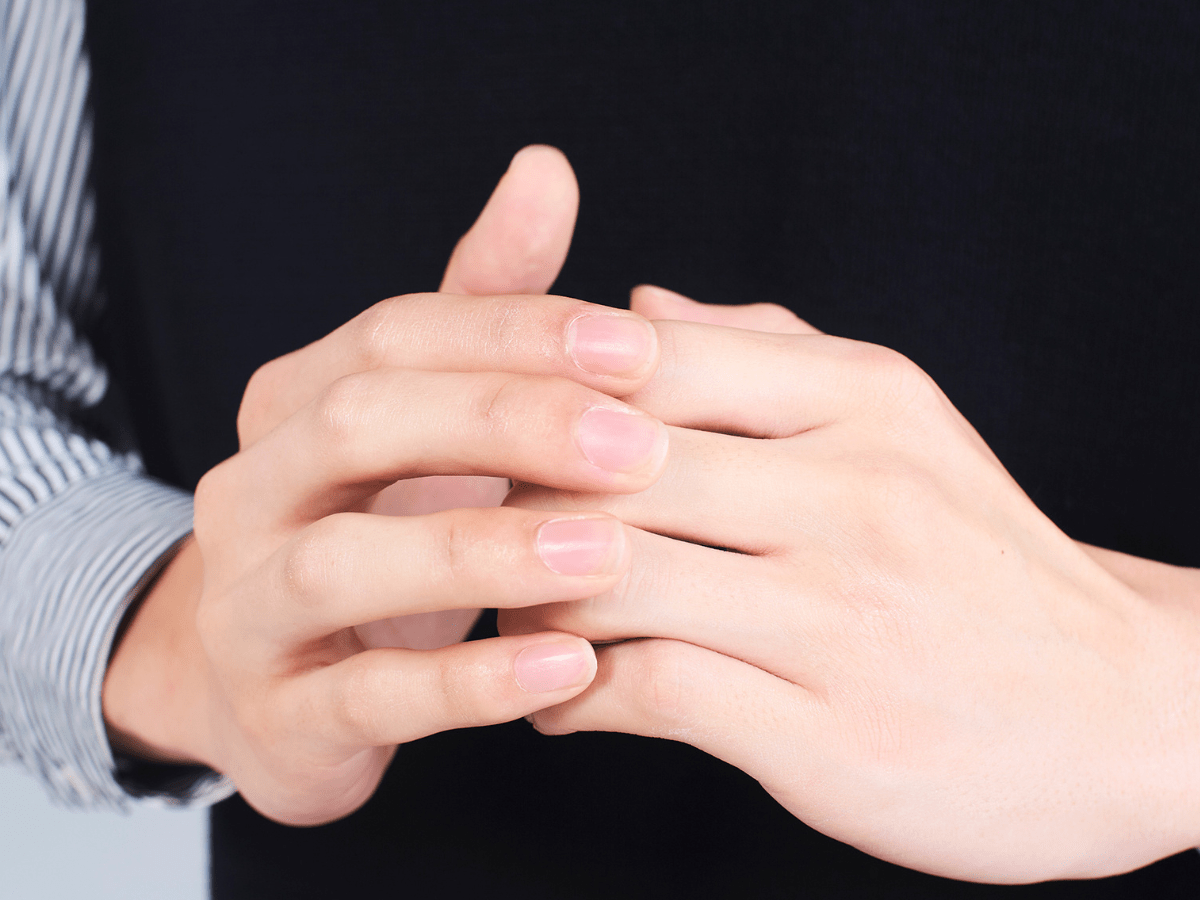 ハンドクリーム塗り方　手指にも塗る