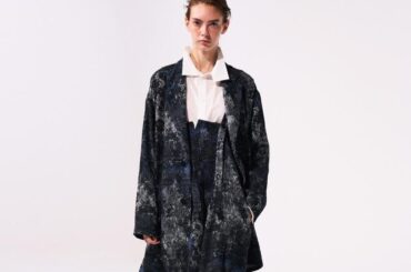 Y'sから“絨毯柄”ジャカードのドレス＆ジャケット、荒々しい花を描いたシャツドレスも - ファッションプレス