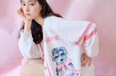 スナイデル ホーム“シュナウザー犬”主役のカレッジ風ルームウェア、新木優子とコラボ - ファッションプレス