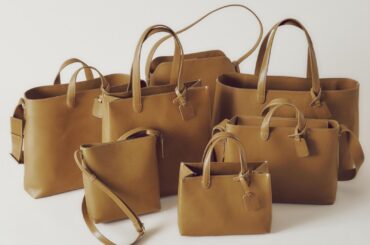 土屋鞄“1枚革仕立て”シリーズ「ディアリオ」、限定色カーキを纏った大容量トートやミニ財布 - ファッションプレス