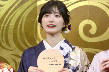 紺色系の振り袖を披露した五百城茉央さん - 赤坂経済新聞