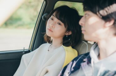 高杉真宙×伊藤万理華、朝焼けの車中告白シーン解禁！  映画『架空の犬と嘘をつく猫』