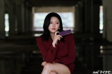 TWICEジョンヨン、真っ赤なスーツ×ミニスカートで美脚際立つ 妖艶な表情にうっとり 「スウィート」新CM&メイキング映像公開