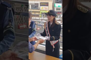 啓発品を配布する一日警察署長・阿部華也子さん👮‍♀️🚨、登戸駅、神奈川県川崎市多摩警察署🚨
