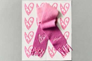 アクネ ストゥディオズ、ハート刺繍入り“ピンクグラデ”マフラー＆ジュエリープリントのジーンズ - ファッションプレス