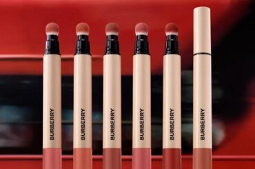 バーバリー ビューティ26年春コスメ”たんぽぽ綿毛風”チップのマット リップ、重ね塗りアレンジも - ファッションプレス