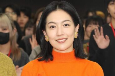 ✨👗小澤陽子アナ、メリハリ美シルエットのワンピース姿✨💎2連ロングイヤリングで大人の華やぎを演出🌸