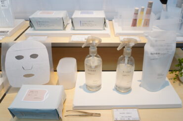無印良品、高保湿美容液の次は「洗う」ケアに注目。天然由来のヘッドスクラブ、洗顔もできるフェイスマスクが登場 2026年春夏 新商品展示会レポート - トラベル Watch