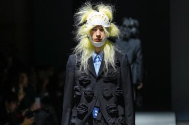 コム デ ギャルソン・オム プリュス 2026-27年秋冬コレクション、“ブラックホール”をテーマに