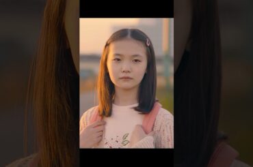 「妻、小学生になる」「万理華ちゃんじゃない」転入早々、たった一人の旧友に“正体”を見抜かれてしまった小学生の妻