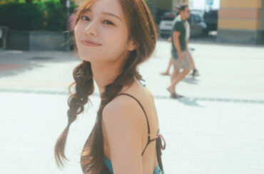 乃木坂46梅澤美波、⼤胆背中開きワンピ×おさげヘアでギャップ見せ 2nd写真集先行カット解禁【透明な覚悟】