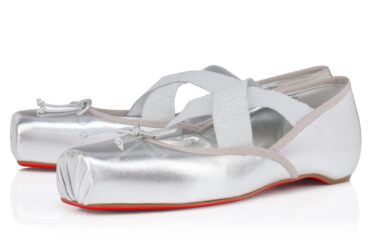 クリスチャン ルブタン“シルバーレザー”煌めくバレエシューズ「カッシア」レッドソールで - ファッションプレス