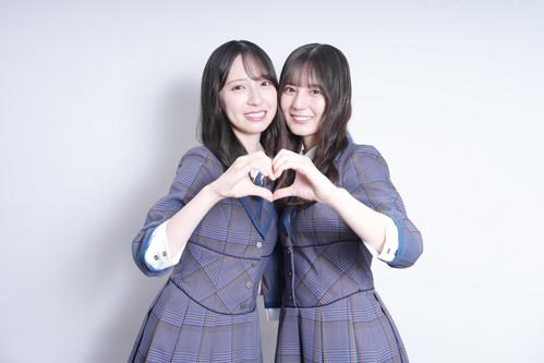 新曲でダブルセンターを務める日向坂46の金村美玖（左）と小坂菜緒（撮影・足立雅史）
