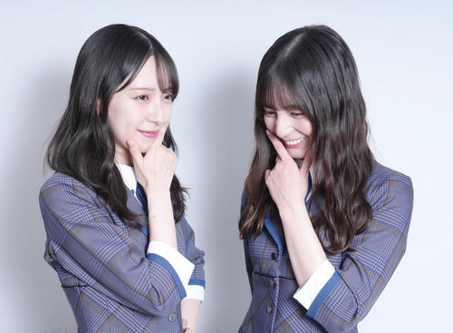 新曲でダブルセンターを務める日向坂46の金村美玖（左）と小坂菜緒（撮影・足立雅史）