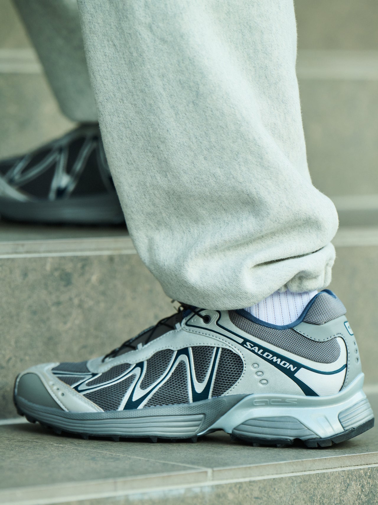 サロモン、スニーカー、足元カット、中田圭祐