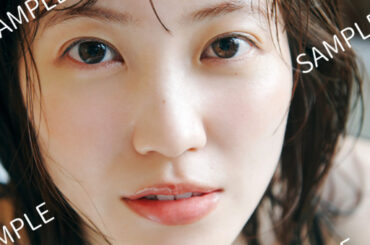 櫻坂46”キャプテン”松田里奈、少し火照った表情で…濡れ髪ショット　1st写真集の封入特典解禁 | ORICON NEWS | 国内海外のニュース