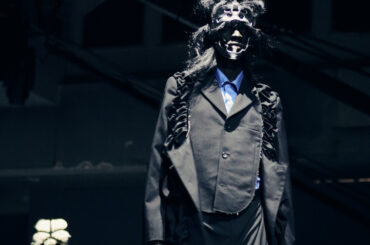 「コム デ ギャルソン・オム プリュス」が示す強い意志　“ブラックホール“のような世界からの脱出 - WWDJAPAN