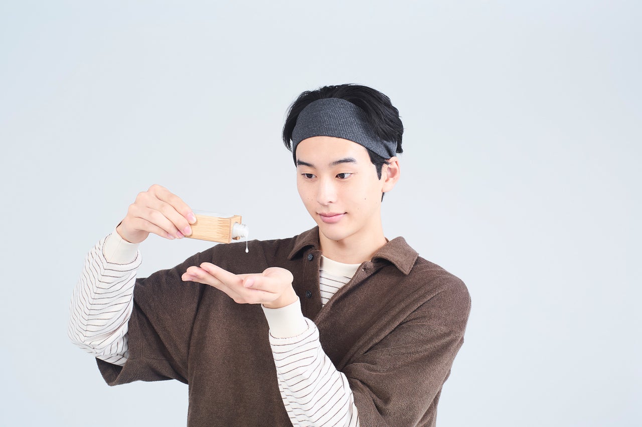 乳液を手に出すシーン