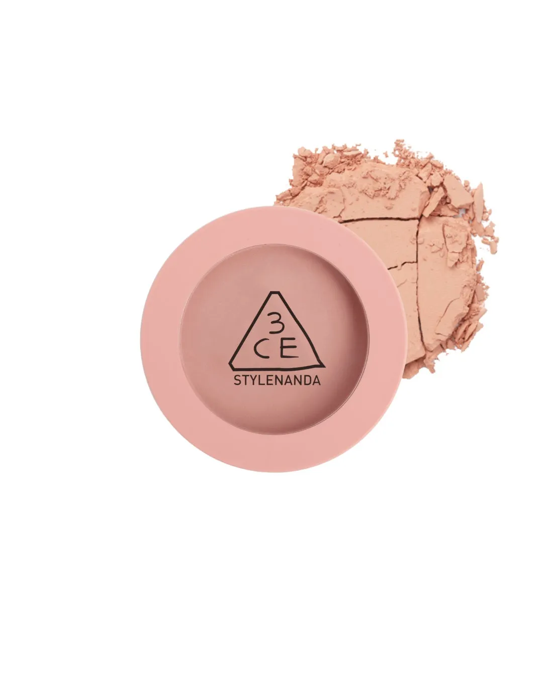 3CEのチークパレットのクローズアップ写真。ピンク色のケースに入っており、少し粉末状のチークがケースの横に配置されています。