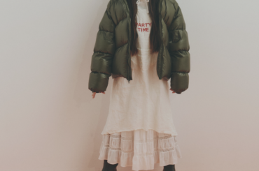 ホワイト×カーキでつくる甘辛バランス。仕上げにエプロンをレイヤード！【FUDGE 2月号連動企画-2色であの子はお洒落する | DAY 1】 | FUDGE FRIEND | ファッション