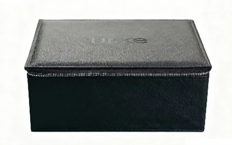 黒い革製のケースで、上面に「urke」のロゴがあり、側面にはジッパーが付いています。