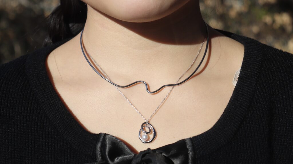 「m_r tokyo」がジュエリー分野へ初進出：ネックカフ×パールネックレス着用