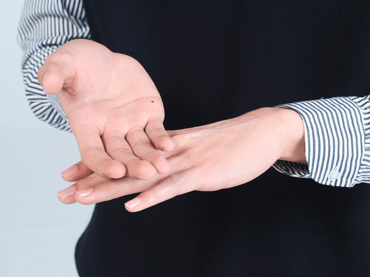 ハンドクリーム塗り方　手の甲を合わせる