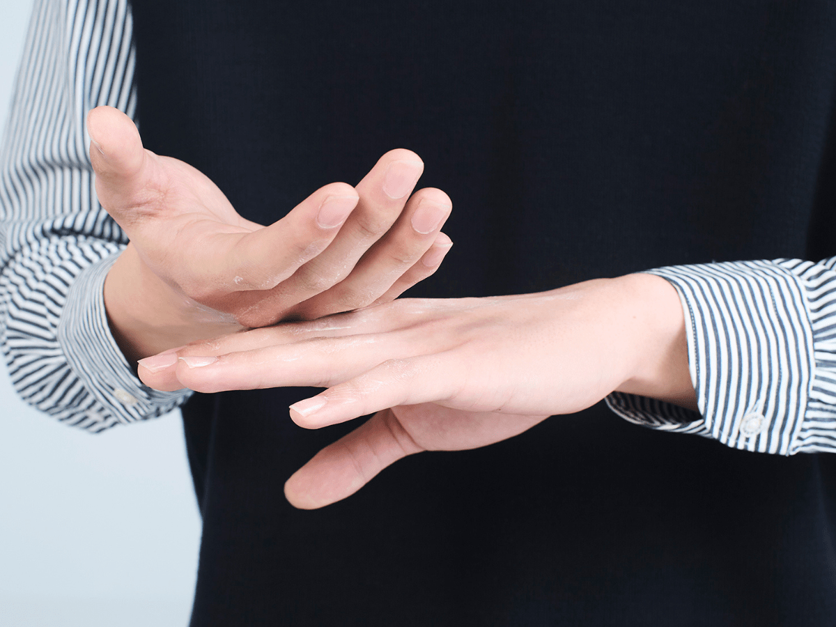 ハンドクリーム塗り方　指まですり合わせる