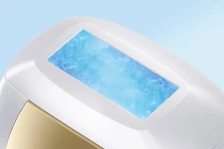 白いデバイスのクローズアップで、青い光を発している。