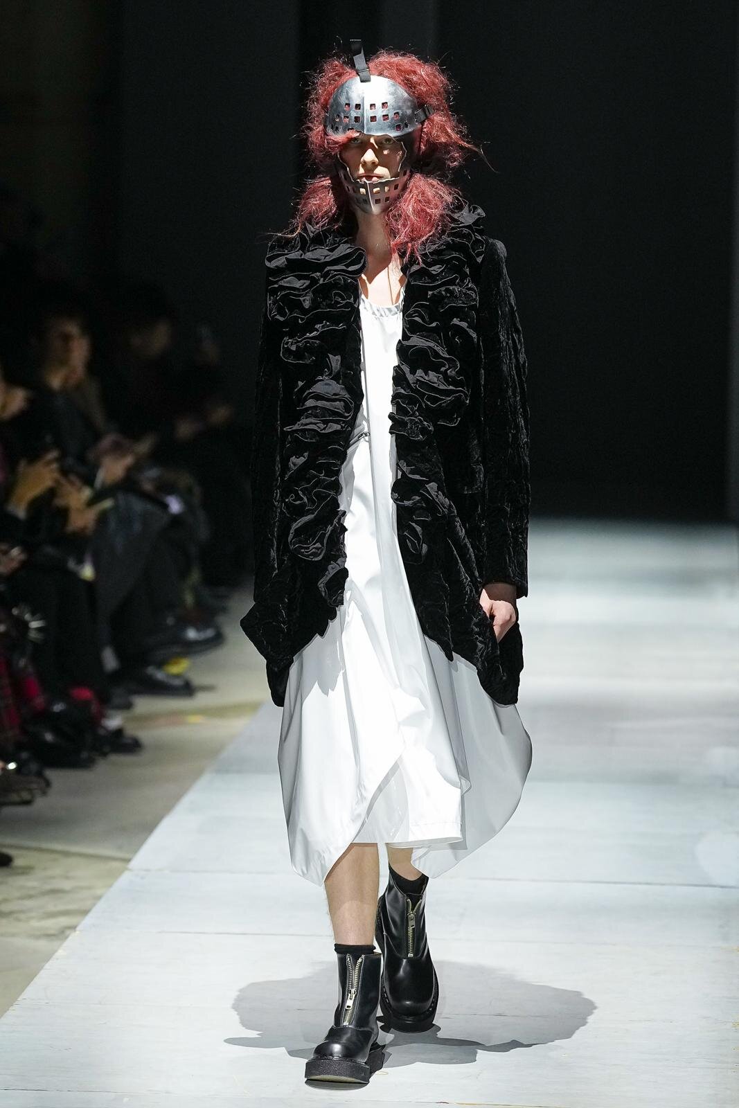 コム デ ギャルソン・オム プリュス 2026-27年秋冬コレクション、“ブラックホール”をテーマに｜写真1