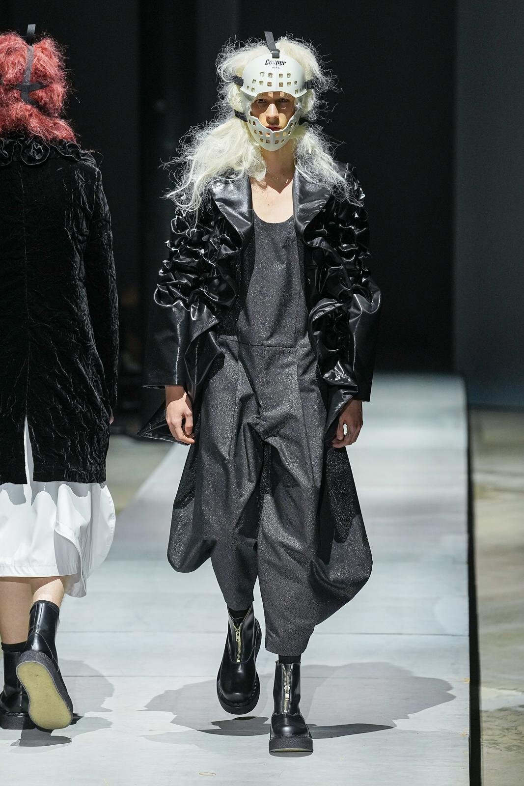 コム デ ギャルソン・オム プリュス 2026-27年秋冬コレクション、“ブラックホール”をテーマに｜写真3