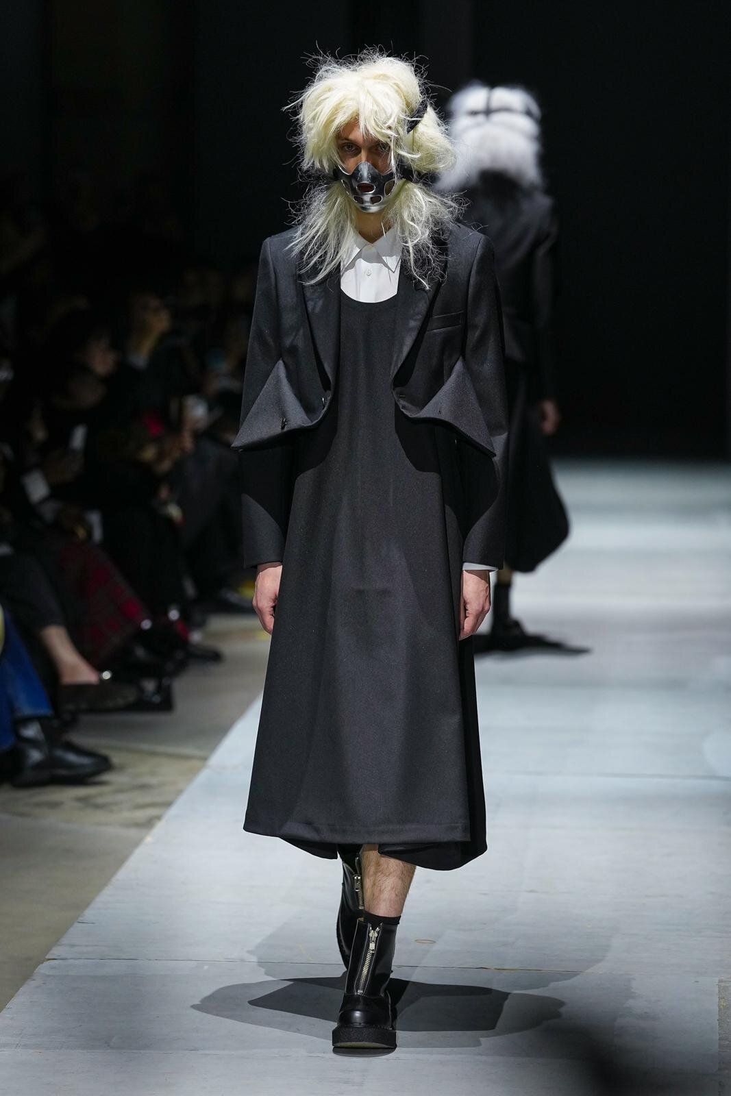 コム デ ギャルソン・オム プリュス 2026-27年秋冬コレクション、“ブラックホール”をテーマに｜写真20