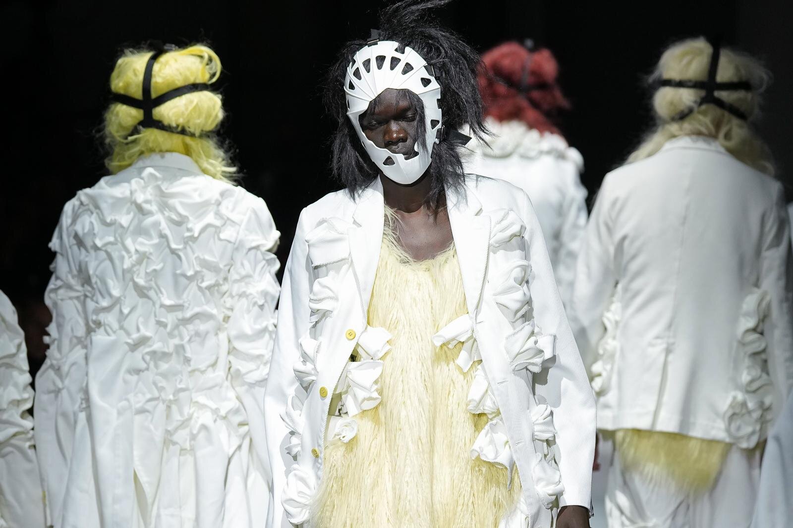 コム デ ギャルソン・オム プリュス 2026-27年秋冬コレクション、“ブラックホール”をテーマに｜写真67