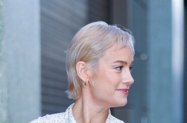 セレブの間でプラチナブロンドのブーム復活【ファッション賢者たちのヘアアレンジ術】 | Vogue Japan