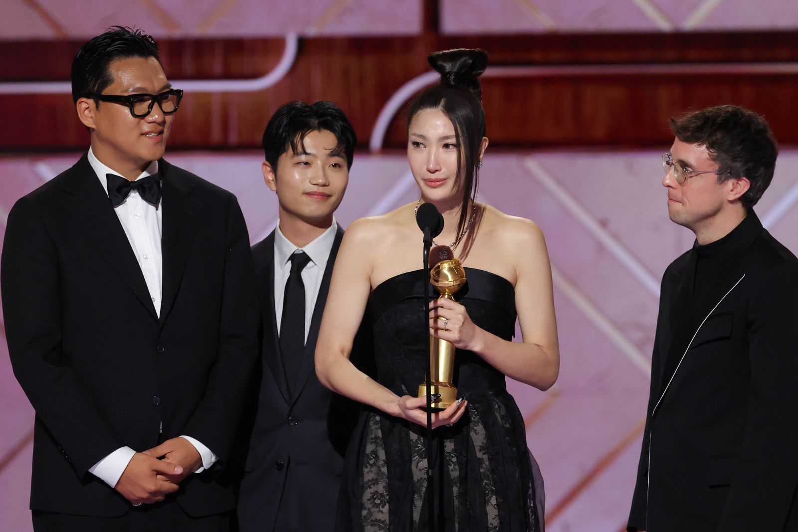 イジェ、イ・ヒジュン、マーク・ソネンブリック、ゴールデン・グローブ賞『KPOPガールズ！ デーモン・ハンターズ』Yuhan Ejae Mark Sonnenblick at the 83rd Annual Golden Globes...