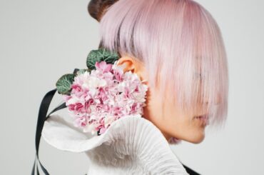 ディオール2026年春夏オートクチュールのビューティー分析。花と光が描く新ロマンティシズム | Vogue Japan