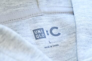 「ユニクロ：シー」2026年春夏新作で狙い目のトップスは？ 定番人気から通年使える最強アイテムまで、トップス４選を服好きモデルが試着＆本音レビュー！[UNIQLO : C]