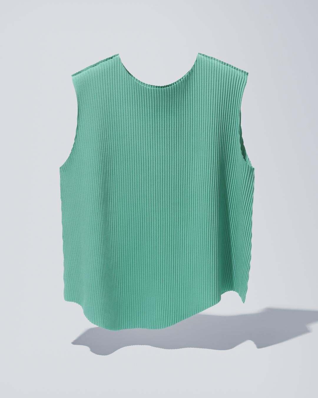 「オーロラ プリーツ」タンクトップ セージグリーン 27,500円