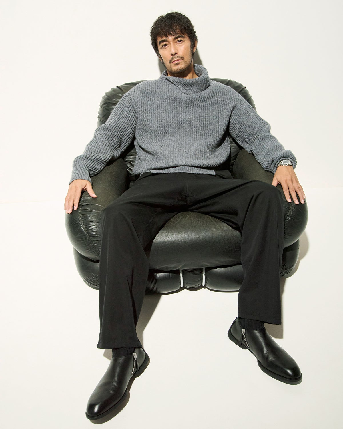 グレー＆ブラックの知性の中に大人の余裕がのぞく着こなし