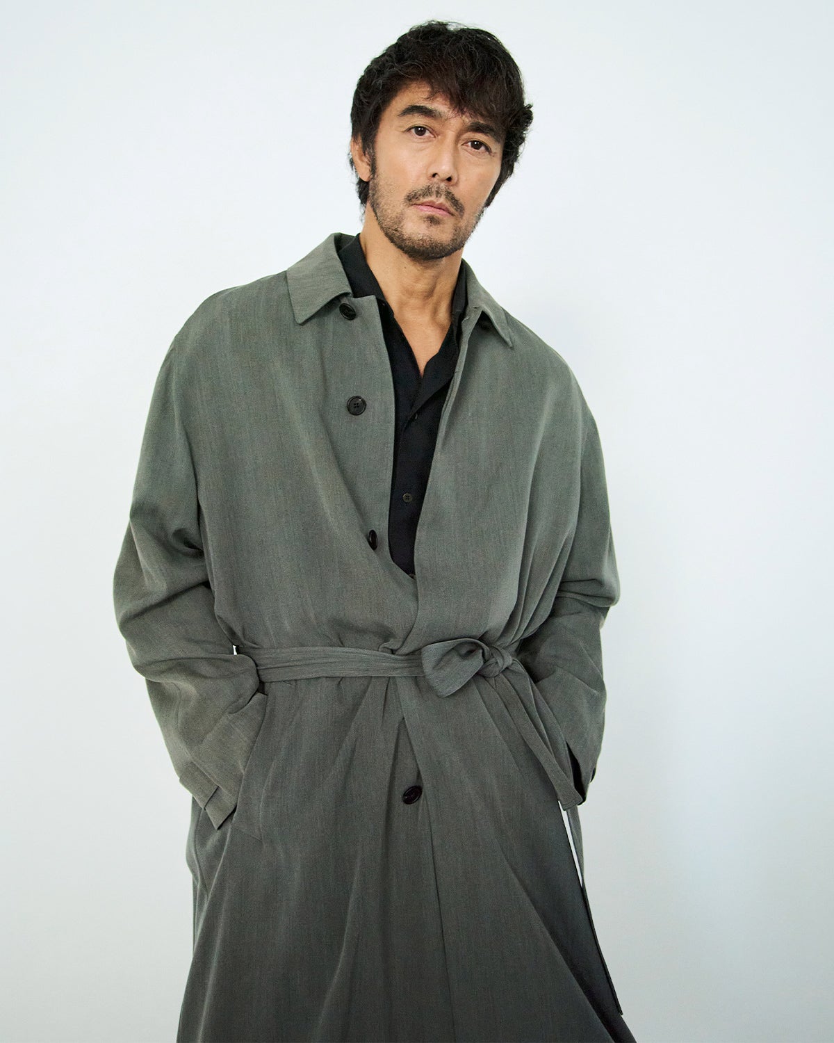 ザ・ロウのトレンチコートを着くずす