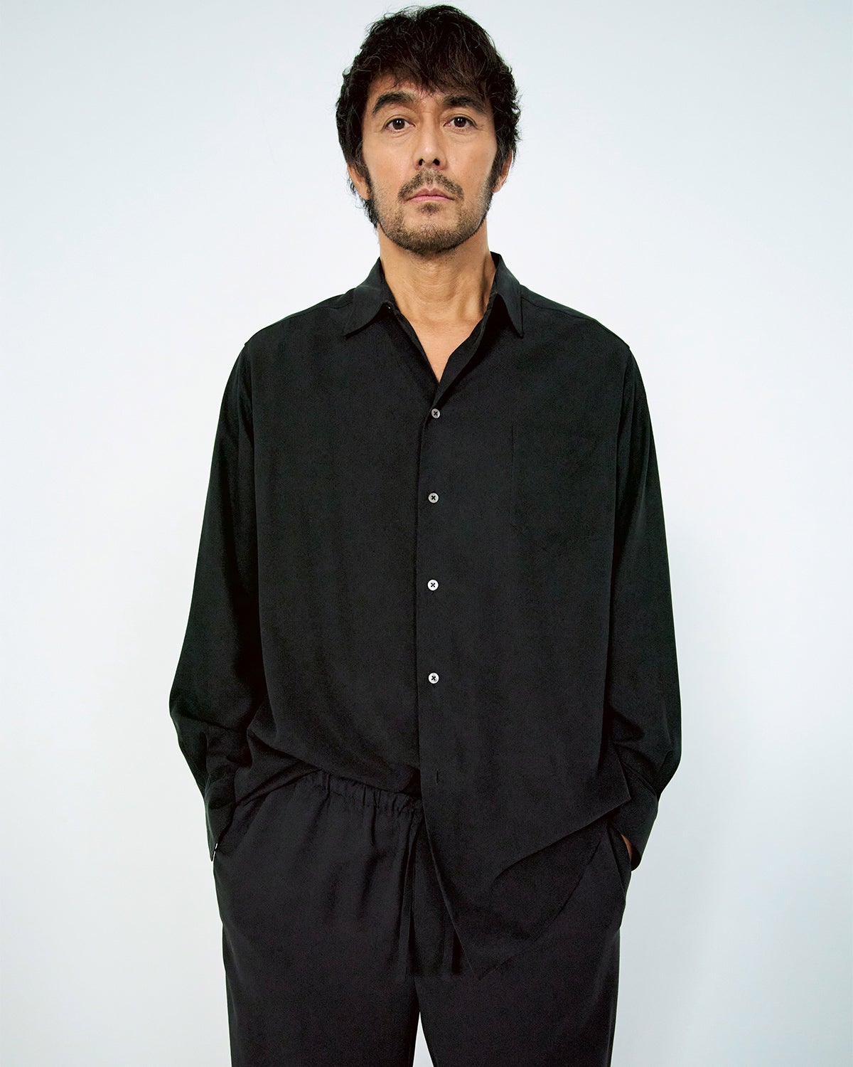 上質な服に着る人の自然なムードが合わさる