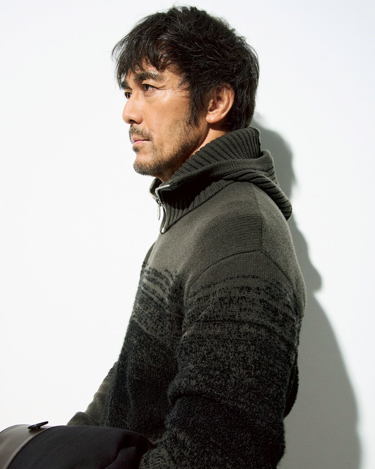 ニットのフーディーで成熟と奥行きをもたらす